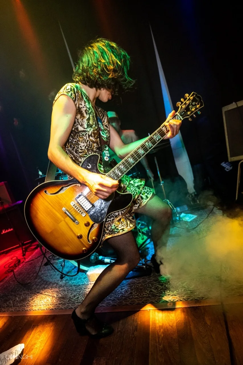 Chitarrista dei Dirty Coal Train sul palco