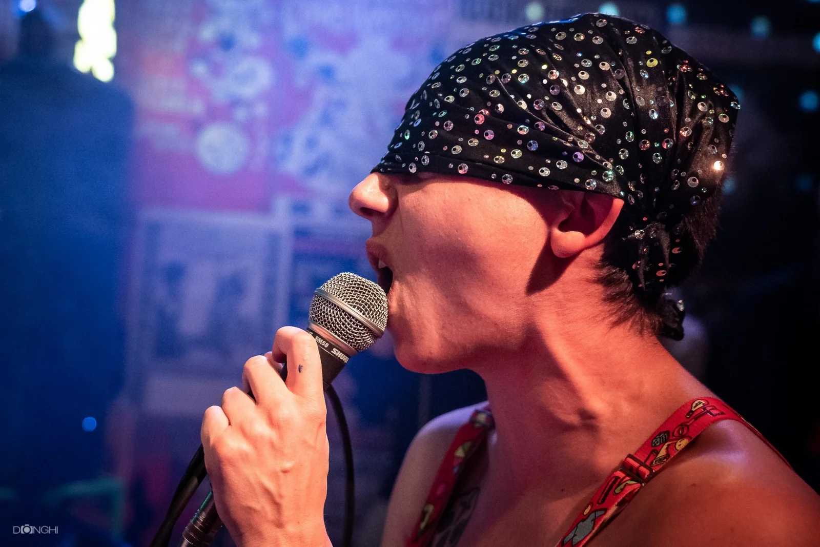 Voce al microfono sotto le luci rosse