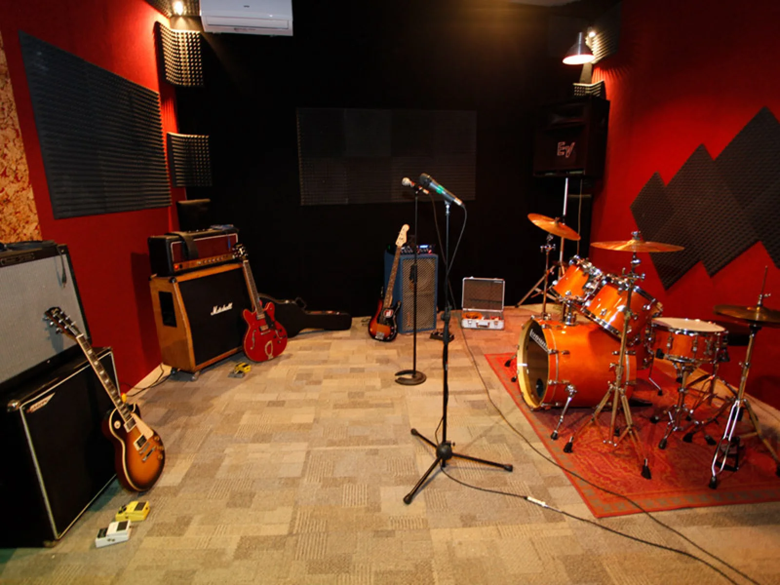 Sala prova Red con batteria Ludwig e amplificatori