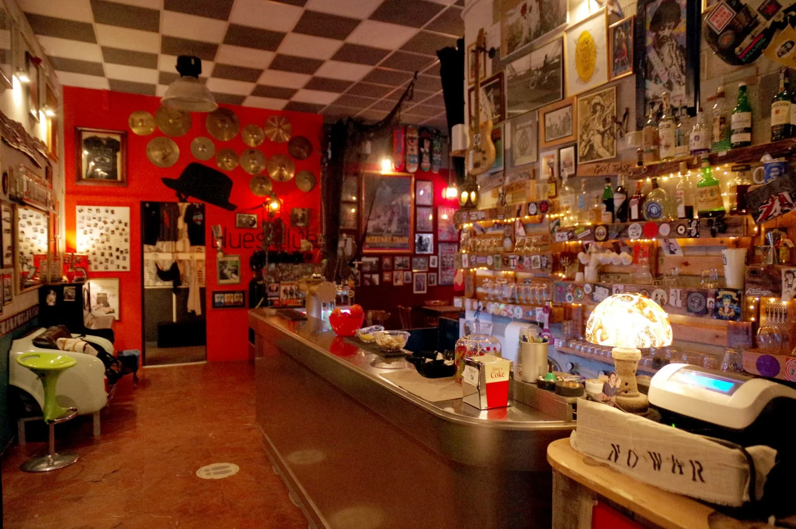 Il bancone del bar del circolo