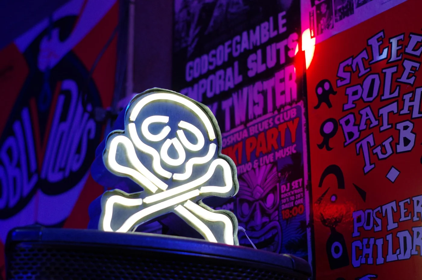 Insegna al neon a forma di teschio