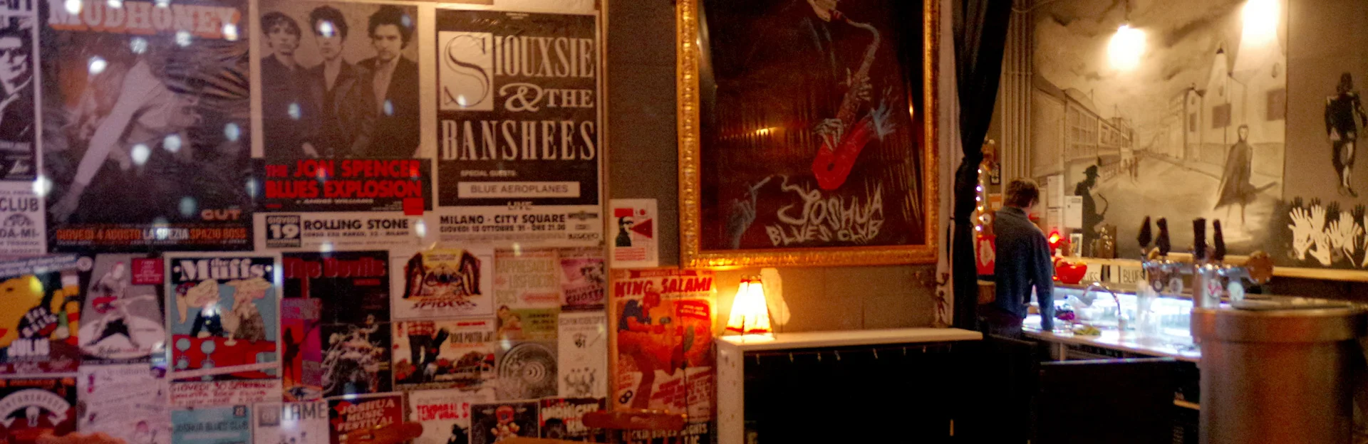Manifesti di concerti alle pareti del club